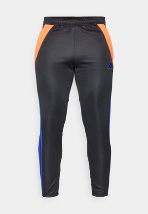 Pantaloni sportivi neri con pannelli laterali arancioni e blu, caratterizzati da una texture liscia, una fascia elastica in vita e il logo Adidas in blu.