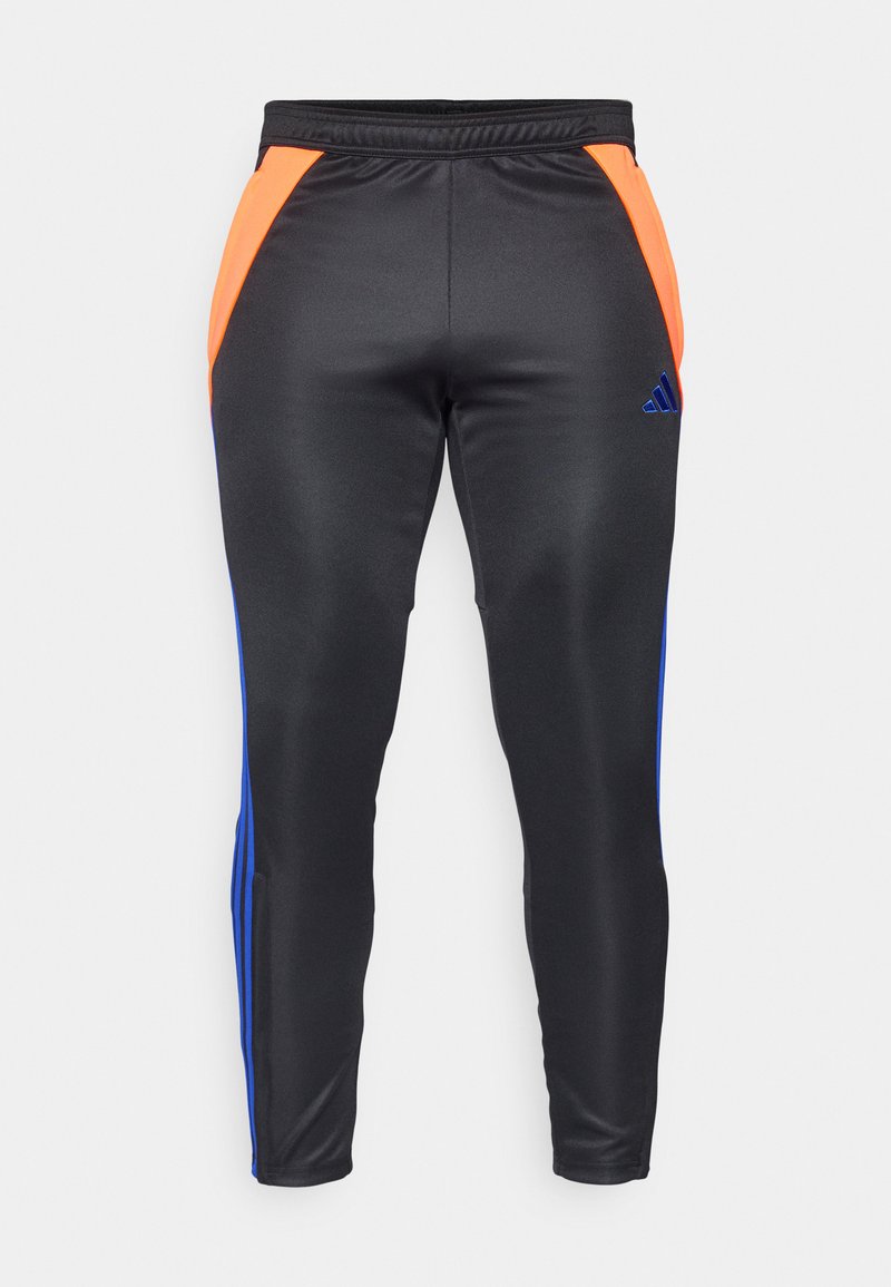 Pantalones deportivos negros con paneles laterales en naranja y azul, con una textura suave, cinturilla elástica y logo de Adidas en azul.