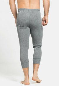 Graue Baumwollleggings mit einer enganliegenden Passform, die knapp unterhalb der Wade enden, ausgestattet mit einem dehnbaren Bund und gerippten Bündchen.