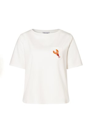 Weißes T-Shirt mit kurzen Ärmeln, rundem Halsausschnitt und einer kleinen Tasche auf der linken Brust mit einem orangefarbenen Hummer-Design.