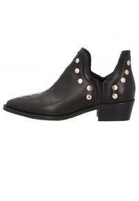 Botín negro de cuero hasta el tobillo con punta afilada, adornado con tachuelas doradas a lo largo de los lados y un tacón bajo y cuadrado. Textura suave, sin cordones.