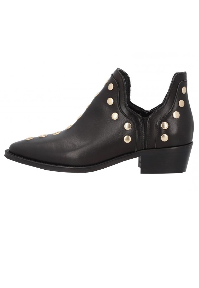 Botín negro de cuero hasta el tobillo con punta afilada, adornado con tachuelas doradas a lo largo de los lados y un tacón bajo y cuadrado. Textura suave, sin cordones.