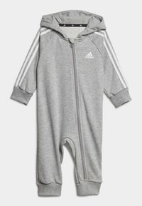 Tutina grigia con zip, realizzata in tessuto morbido, con cappuccio, polsini a costine e strisce laterali bianche con logo Adidas riflettente sul petto.