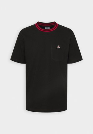 T-shirt noir à manches courtes avec col rond à rayures rouges, poche poitrine arborant un petit logo Diesel blanc avec une couronne rouge au-dessus.