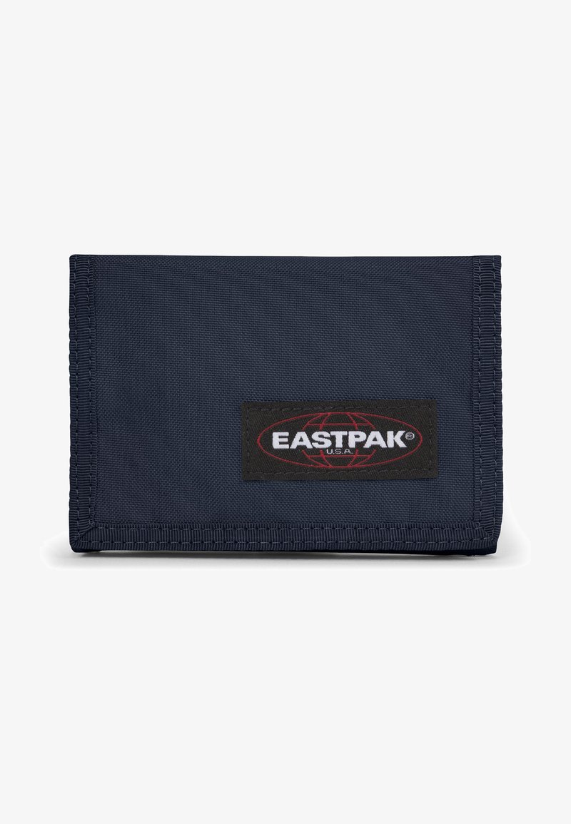 Námořnická modrá peněženka Eastpak vyrobená z odolné látky se šitými okraji a výraznou černou nášivkou loga s červeným designem globu.