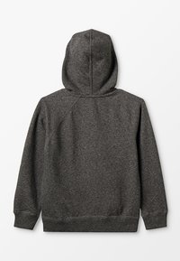 Grå hætte-trøje med en glat tekstur. Har en rund hætte, ribbede manchetter og kant, der viser et enkelt, udekoreret design.