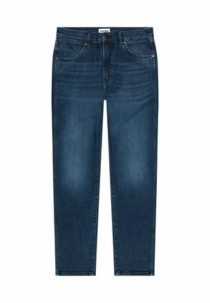 Σκούρο μπλε τζιν Wrangler με πέντε τσέπες, θηλιές για ζώνη και κλείσιμο με κουμπί σε λευκό φόντο.