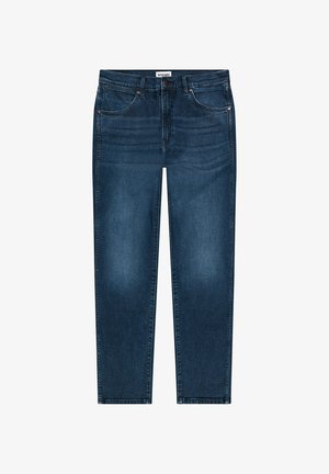 Dunkelblaue Wrangler Denim-Jeans mit fünf Taschen, Gürtelschlaufen und Knopfverschluss auf weißem Hintergrund.