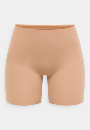 Σορτς σε χρώμα γυμνού με ομαλή υφή, μεσαίο μήκος και απλό σχεδιασμό χωρίς ορατές ραφές ή υλικά σύνδεσης.