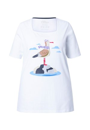 T-shirt blanc à manches courtes avec un graphisme d'un oiseau portant une écharpe rayée, debout sur une roche avec de l'eau bleue en dessous.