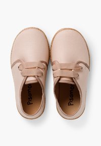 Scarpe in tela rosa chiaro con punta rotonda, design con lacci, suole in gomma beige testurizzate e logo stampato sulla soletta interna.