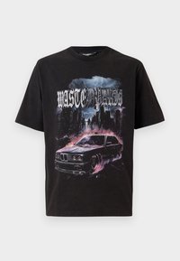 Crna majica s grafikom automobila koji ispušta ružičasti dim u gradskom pejzažu pod olovnim nebom, s natpisom "MRAČNA MLADOST" iznad.