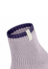 Gestrickter Socken mit geripptem Muster, lavendelfarbener Körper und dunkelviolettem oberen Rand. Verfügt über ein kleines gewebtes Etikett, das innen angenäht ist.