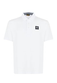 Polo shirt bianco con colletto, patta con tre bottoni e un piccolo logo nero ricamato sul lato sinistro del petto. Maniche corte, materiale in cotone.