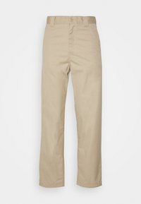 Chino en coton beige avec une coupe droite, fermeture par bouton et passants de ceinture. Texture lisse sans motifs ni accents visibles.
