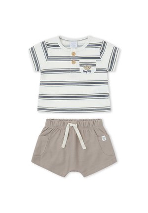 Camiseta de bebé de manga corta a rayas en crema y azul marino con dos botones y un parche "Hey Hi!", combinada con pantalones cortos beige con cintura elástica y cordón.