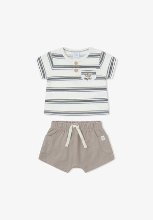 Camiseta de bebé de manga corta a rayas en crema y azul marino con dos botones y un parche "Hey Hi!", combinada con pantalones cortos beige con cintura elástica y cordón.