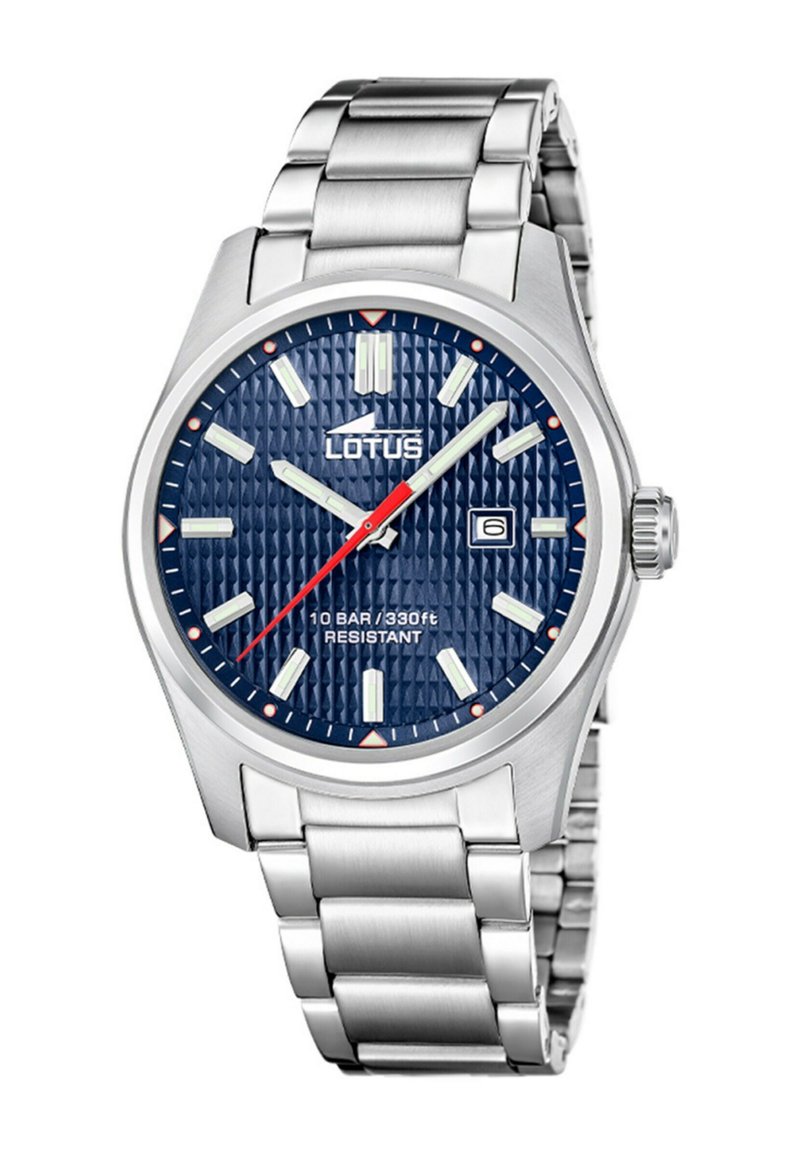 Herrenuhr aus Edelstahl mit einem marineblauen strukturierten Zifferblatt, leuchtenden Stundenmarkierungen, rotem Sekundenzeiger, Datumsfenster und einem silbernen Armband.