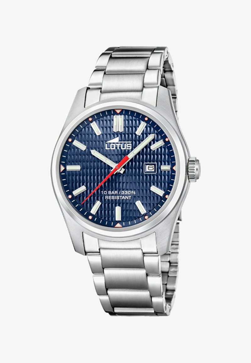 Herrenuhr aus Edelstahl mit einem marineblauen strukturierten Zifferblatt, leuchtenden Stundenmarkierungen, rotem Sekundenzeiger, Datumsfenster und einem silbernen Armband.