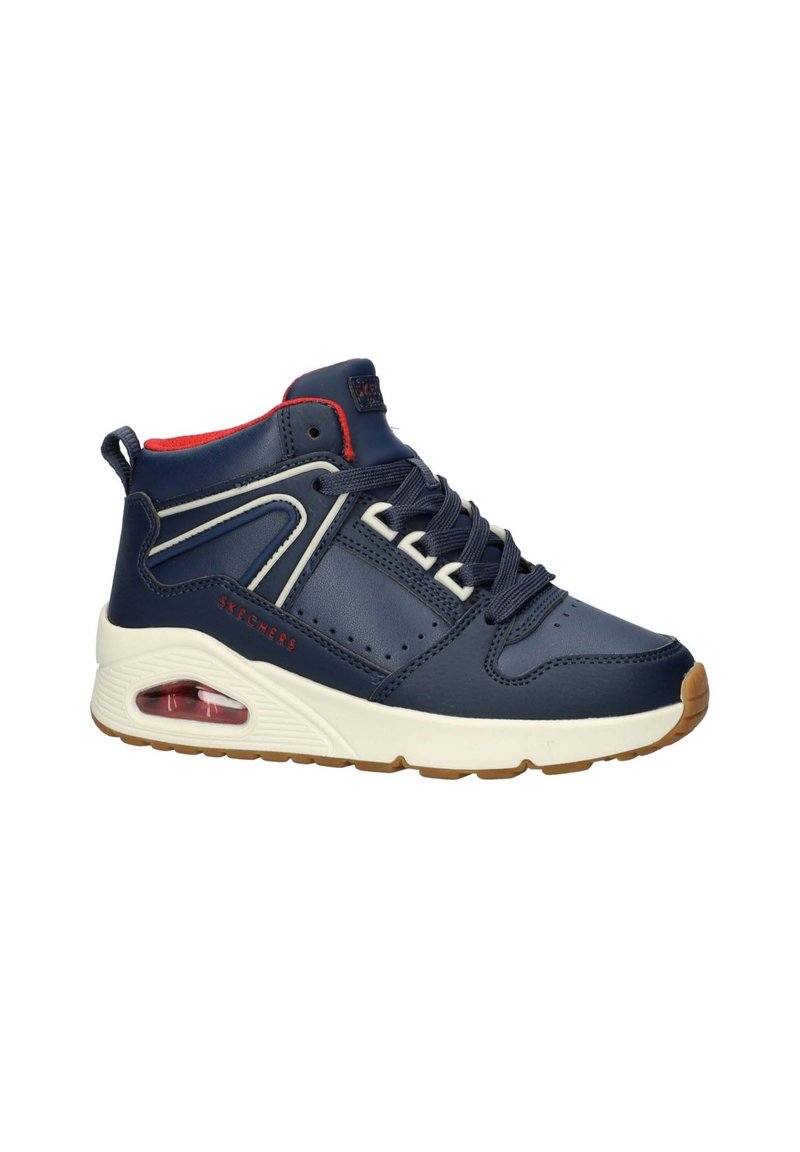Sneaker alta blu navy con accenti bianchi, tomaia in pelle texture, fodera del colletto rossa e cuscino d'aria visibile nella suola.