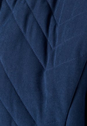 Marineblauw geweven stof met een chevronpatroon, met een textuur op het oppervlak en zichtbare stiksels, wat zorgt voor een zachte uitstraling.