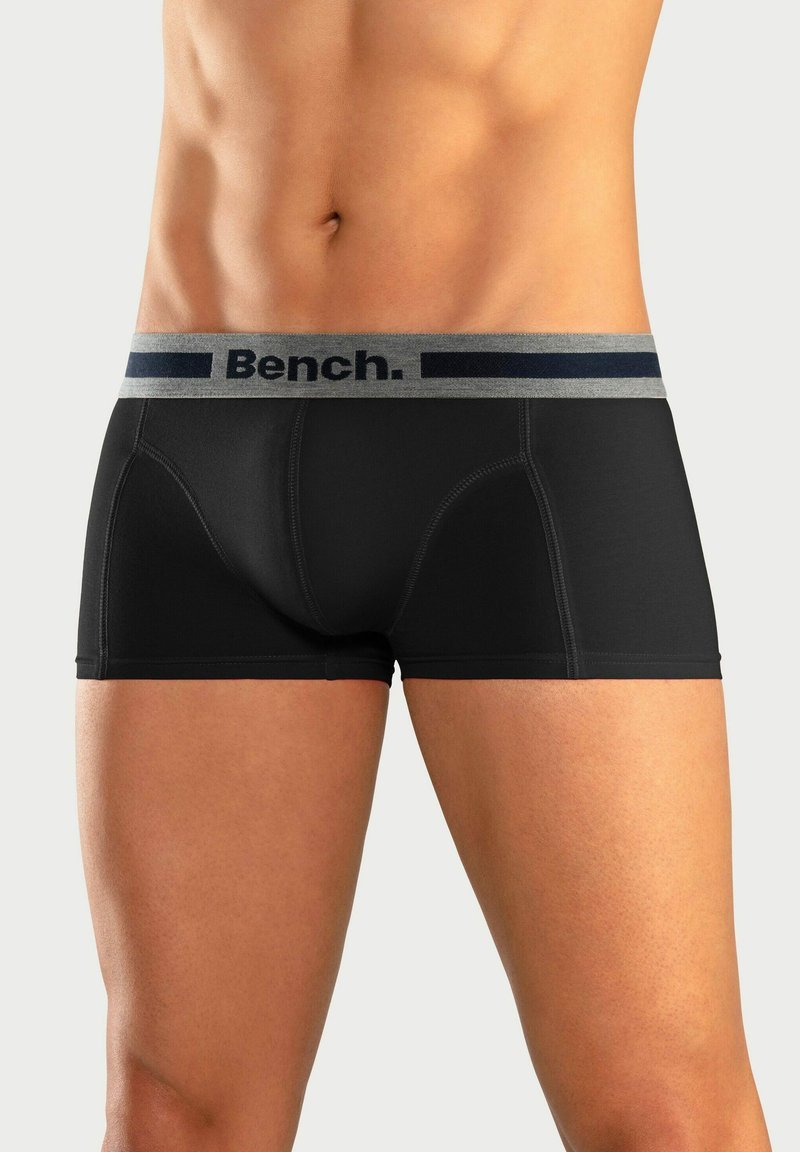 Boxer neri con design aderente, dotati di un elastico grigio e blu navy in vita con il logo "Bench." ben in vista.