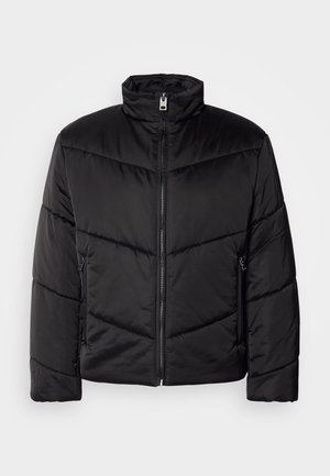 Casaco puffer preto com gola alta, fecho com zíper, padrões de acolchoado diagonais e bolsos laterais com detalhes em zíper.