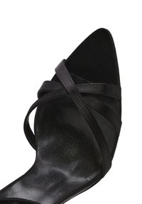 Zwarte hoge hak schoen met een spitse neus. Heeft kruislings straps en een gladde leren textuur langs de binnenzool.
