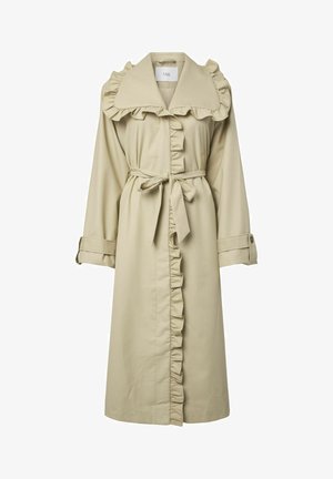 Smėlio spalvos tranšėjos paltas su raukšlėtu apykakliu ir priekiu, suveržiamu diržu juosmenyje, ilgomis rankovėmis su užsegamais rankogaliais, kelio ilgio dizainas.