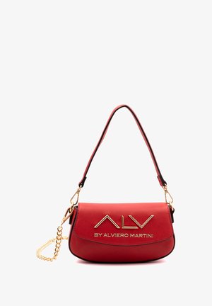 Borsa a tracolla in eco-pelle rossa con accessori dorati. Presenta una catena e una tracolla, il logo "ALV" in evidenza, forma curva e bordi neri a contrasto.
