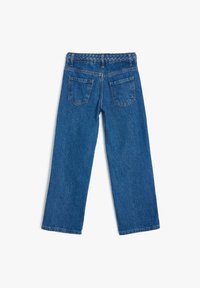 Vaqueros de mezclilla azul con corte recto, cinturilla tejida y dos bolsillos traseros. La tela tiene un acabado texturizado clásico.