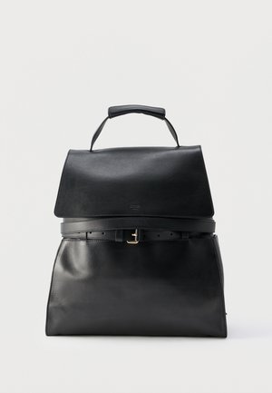 Μαύρη δερμάτινη τσάντα χειρός με επάνω λαβή, κούμπωμα με καπάκι και διακοσμητική λεπτομέρεια ζώνης στο μπροστινό μέρος, σε απλό φόντο.