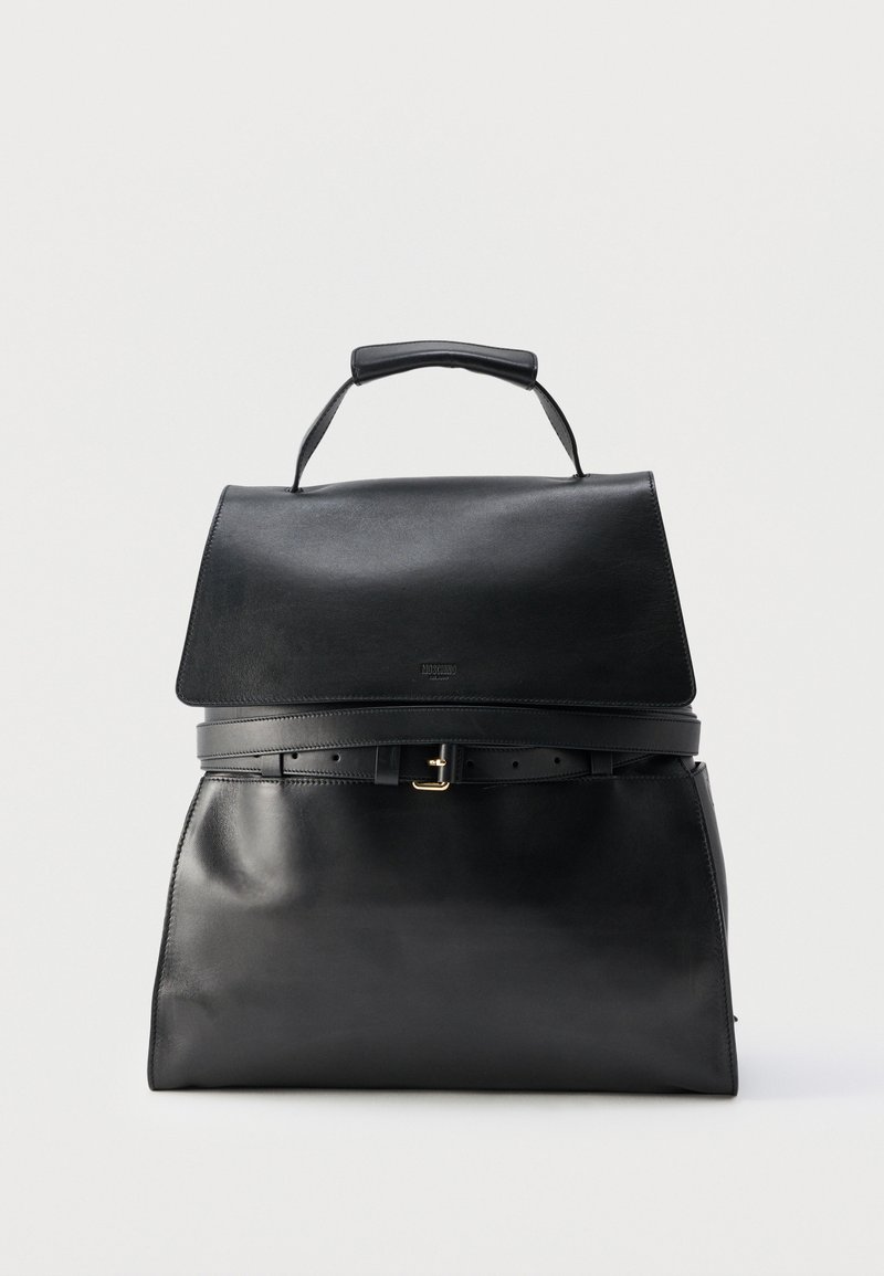 Μαύρη δερμάτινη τσάντα χειρός με επάνω λαβή, κούμπωμα με καπάκι και διακοσμητική λεπτομέρεια ζώνης στο μπροστινό μέρος, σε απλό φόντο.