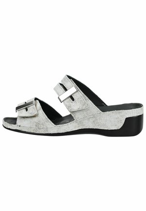 Mule grise à bout ouvert avec deux brides ajustables argentées à boucle et un petit talon compensé noir.