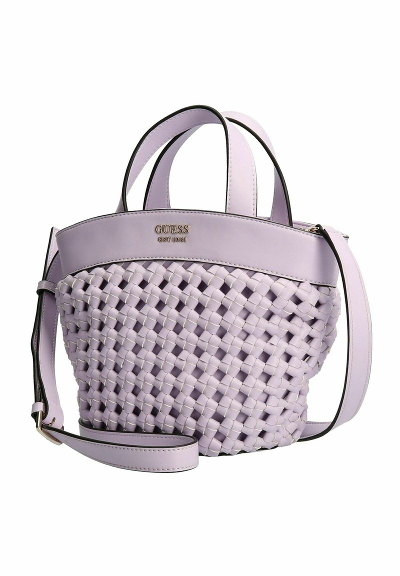 Sac à main lilas Guess avec un design en cuir tressé, double poignées et une bandoulière réglable sur fond blanc.