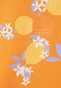 Tejido naranja con un patrón de limones amarillos y flores blancas, adornado con hojas y detalles morados, sobre un fondo texturizado.