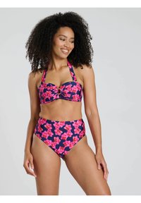 Blå och rosa blommig bikinitopp med halterneck, vriden frontdesign och hög midja med ett iögonfallande blommönster.