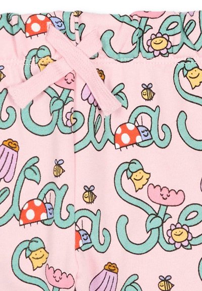 Tessuto rosa con viti verdi, fiori sorridenti, api e coccinelle rosse con macchie bianche, legato con un fiocco rosa.