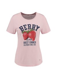 T-shirt rose clair à manches courtes avec col rond, présentant un graphique de deux fraises et le texte : "BERRY CLUB SWEET SUMMER CALIFORNIA SINCE 1978."
