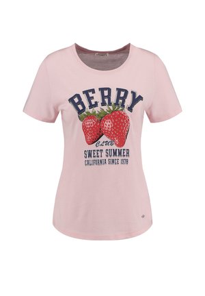 Lichtroze T-shirt met korte mouwen en ronde halslijn, voorzien van een grafisch ontwerp van twee aardbeien en tekst: "BERRY CLUB SWEET SUMMER CALIFORNIA SINCE 1978."
