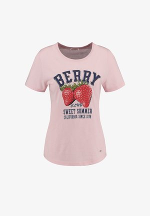 Lichtroze T-shirt met korte mouwen en ronde halslijn, voorzien van een grafisch ontwerp van twee aardbeien en tekst: "BERRY CLUB SWEET SUMMER CALIFORNIA SINCE 1978."