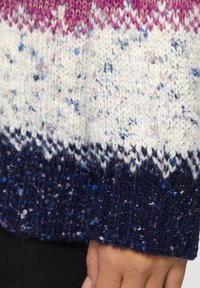 Sweter dziany z gradientowym wzorem w odcieniach różu, bieli i granatu, z teksturowaną włóczką i ściągaczami. Wykonany z miękkich, ciepłych włókien.