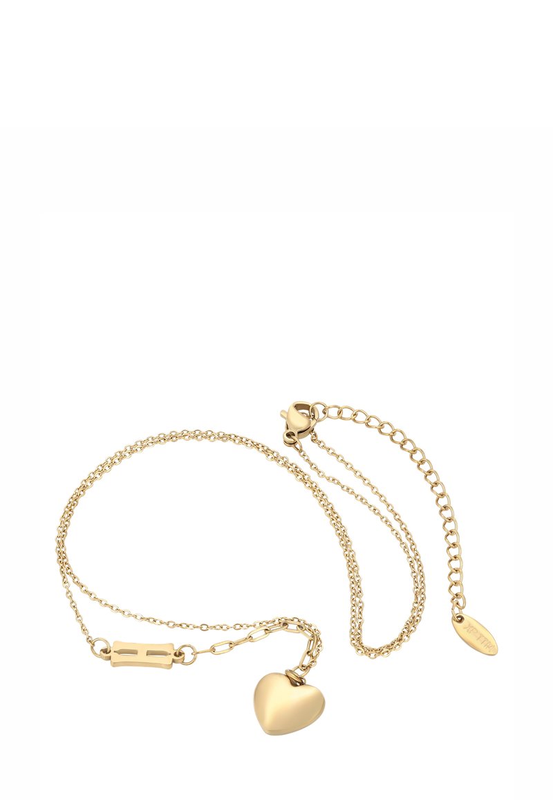 Bracciale delicato in oro con charm a forma di cuore, chiusura a moschettone e catena di estensione regolabile su sfondo bianco.