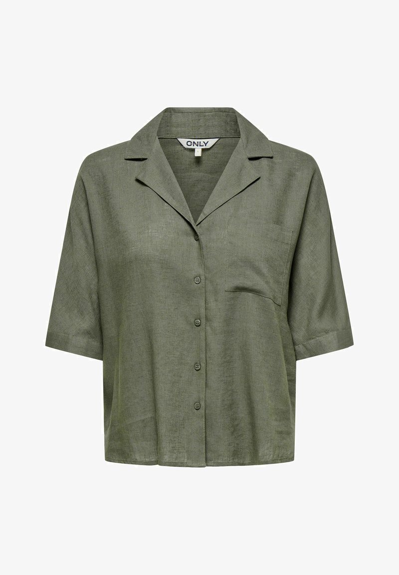 Camisa de manga corta color verde oliva con cuello y bolsillo en el pecho, confeccionada en tejido texturizado.