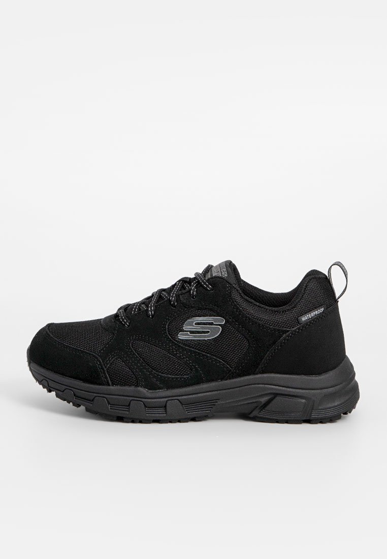 Zwarte sportieve schoenen met een combinatie van mesh en suede materialen, voorzien van een gestructureerde rubberen zool en waterdichte details. Logo aan de zijkant.