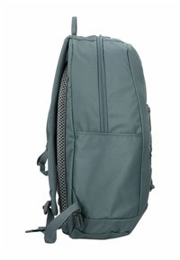 Grau gefütterter Rucksack mit strukturierter Form, Netzpolsterung an den Seiten und verstellbaren Trägern. Verfügt über eine Fronttasche und zwei Seitentaschen.
