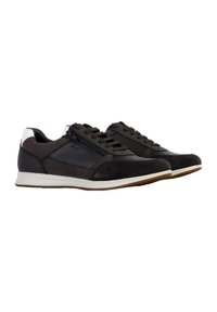 Zapatillas deportivas negras con un acabado de cuero suave, acentos de ante texturizado, punta redonda, suela de goma blanca y detalle de cremallera lateral.