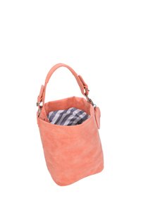 Sac seau en corail doux avec une seule poignée rembourrée, doublure intérieure rayée visible et petite pochette attachée sur le côté.