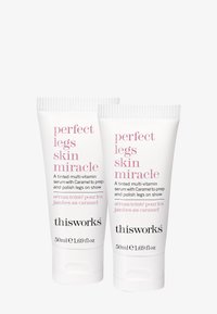 To identiske hvite klemrør med "perfect legs skin miracle" serum, 50 ml hver, med rosa tekst og en glatt overflate.