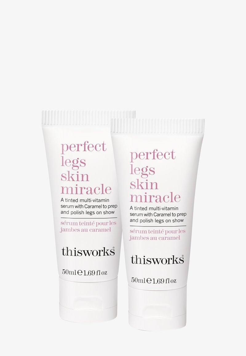 To identiske hvite klemrør med "perfect legs skin miracle" serum, 50 ml hver, med rosa tekst og en glatt overflate.